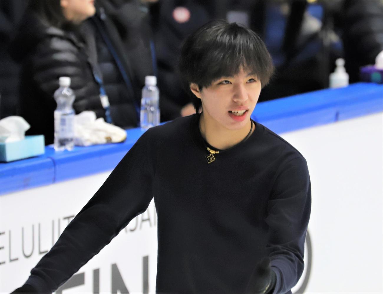 フィギュアスケートGPシリーズフィンランド大会の公式練習に臨む三浦（撮影・藤塚大輔）