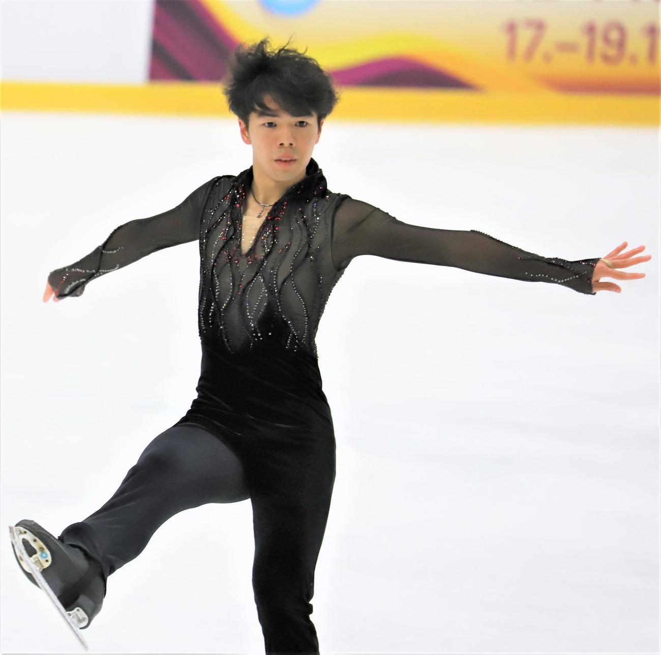 フィギュアスケートGPシリーズフィンランド大会の公式練習に臨む佐藤（撮影・藤塚大輔）