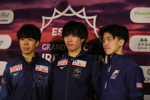 フィギュアスケートＧＰシリーズフィンランド大会で男子ＳＰ上位３人による会見に出席した佐藤、三浦、ジミー・マ（左から）（撮影・藤塚大輔）