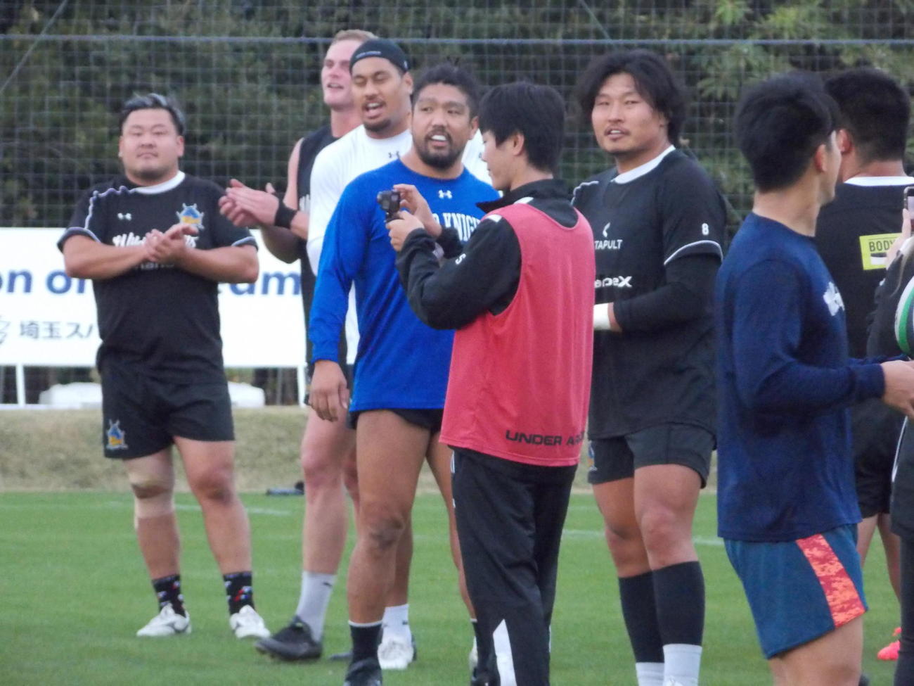 埼玉の全体練習に合流したフッカー堀江翔太（左から4人目）、プロップ稲垣啓太（同6人目）らW杯日本代表（撮影・松本航）