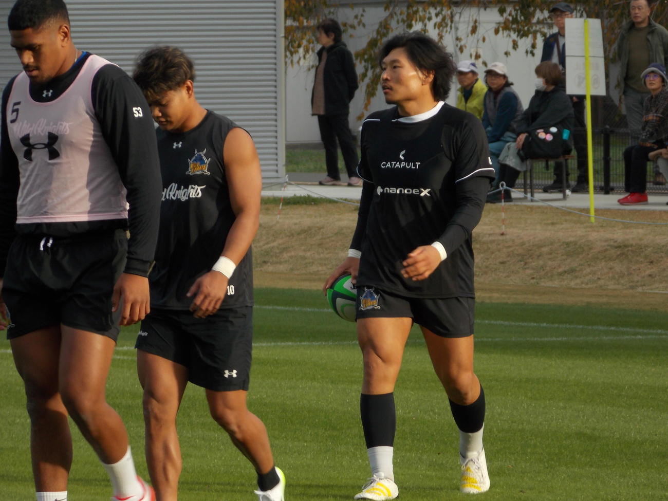 稲垣啓太（右）ら日本代表が合流して行われた埼玉の全体練習（撮影・松本航）