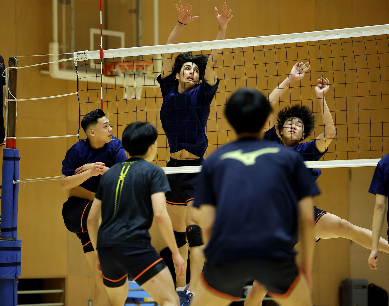 試合形式練習に臨む法大・高橋（中央）（撮影・河田真司）