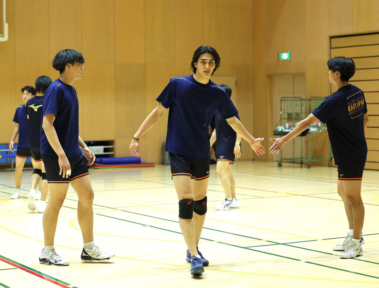 試合形式練習に臨む法大・高橋（中央）（撮影・河田真司）