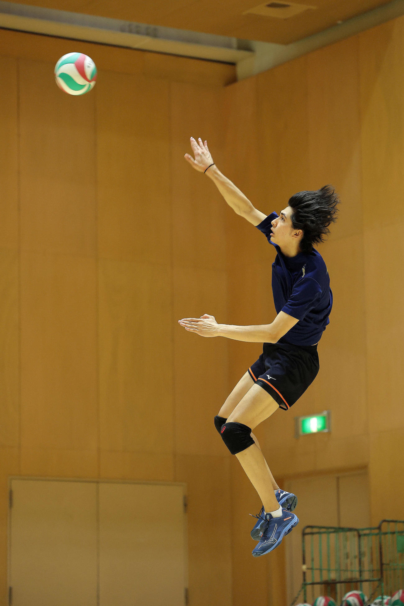 試合形式練習でサーブを放つ法大・高橋（撮影・河田真司）