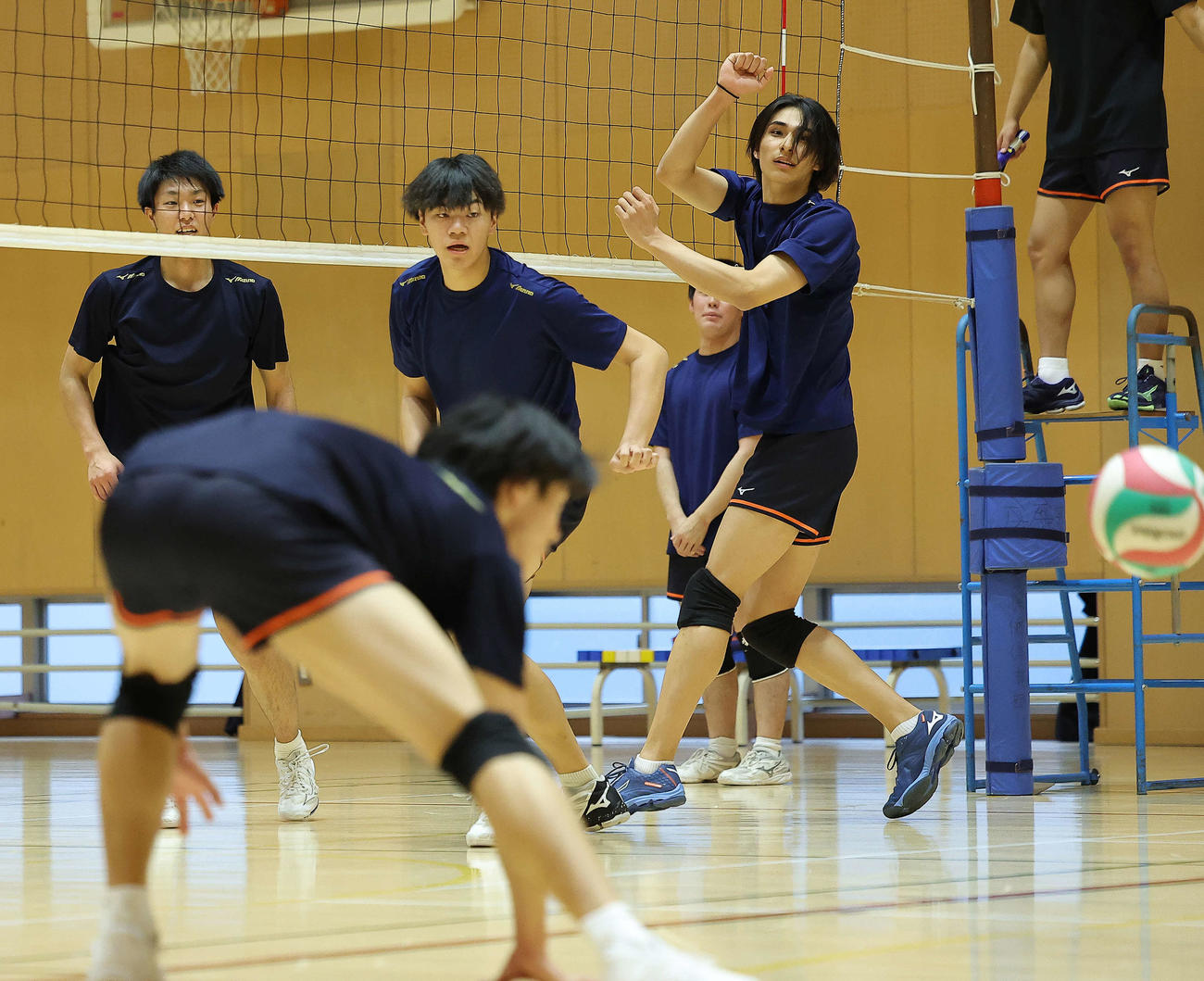 試合形式練習に臨む法大・高橋（右）（撮影・河田真司）