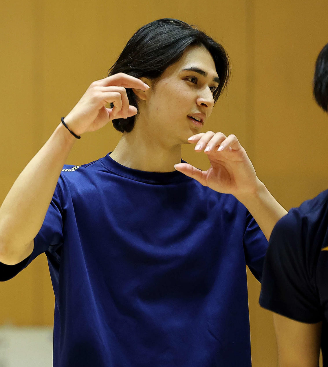試合形式練習でチームメートと話をする法大・高橋（撮影・河田真司）