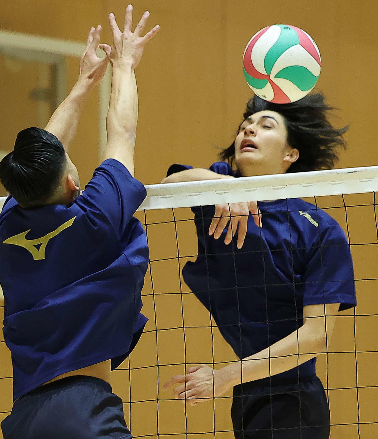 ネット際でブロックをかわす法大・高橋（右）（撮影・河田真司）