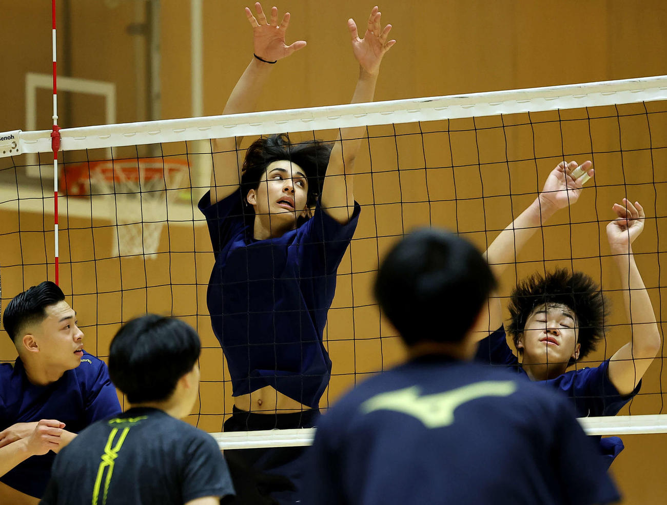 試合形式練習に臨む法大・高橋（中央）（撮影・河田真司）