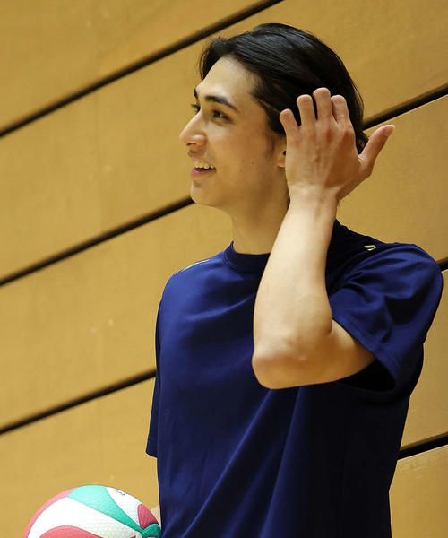 優しいまなざしを見せる法大・高橋（撮影・河田真司）