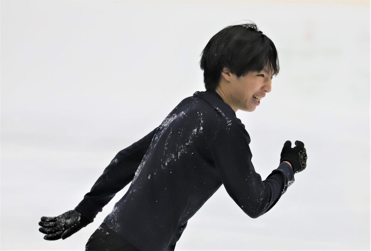 フィギュアスケートGPシリーズフィンランド大会の公式練習に臨む三浦（撮影・藤塚大輔）