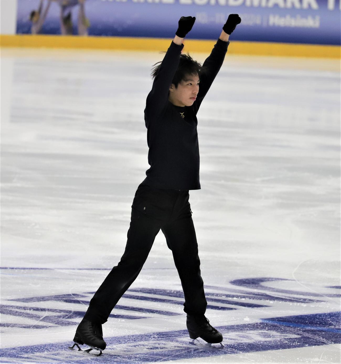 フィギュアスケートGPシリーズフィンランド大会の公式練習に臨む三浦（撮影・藤塚大輔）