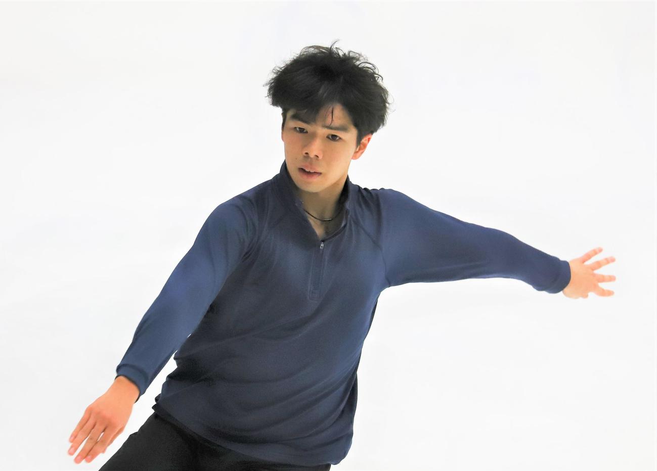 フィギュアスケートGPシリーズフィンランド大会の公式練習に臨む佐藤（撮影・藤塚大輔）