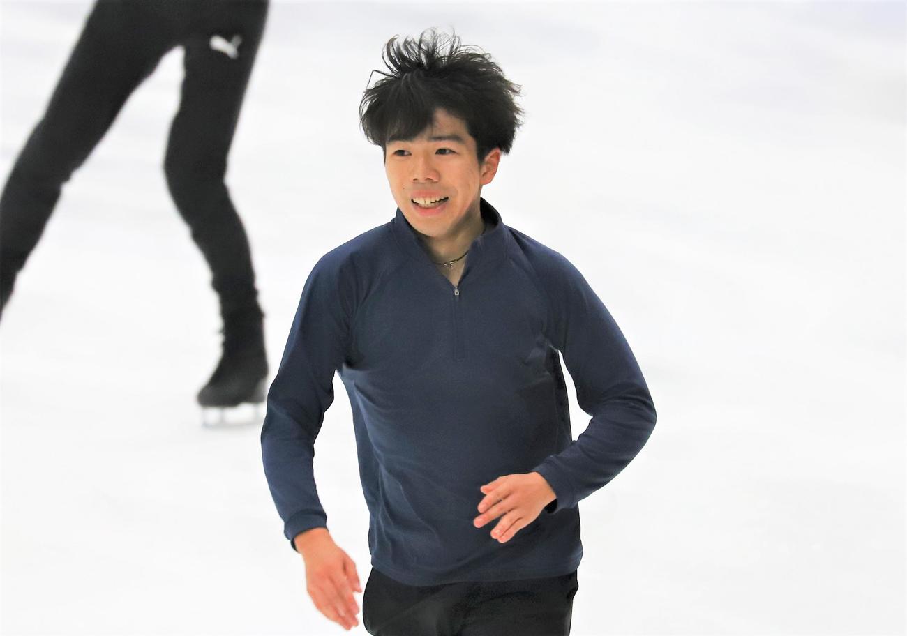 フィギュアスケートGPシリーズフィンランド大会の公式練習で笑顔をみせる佐藤（撮影・藤塚大輔）