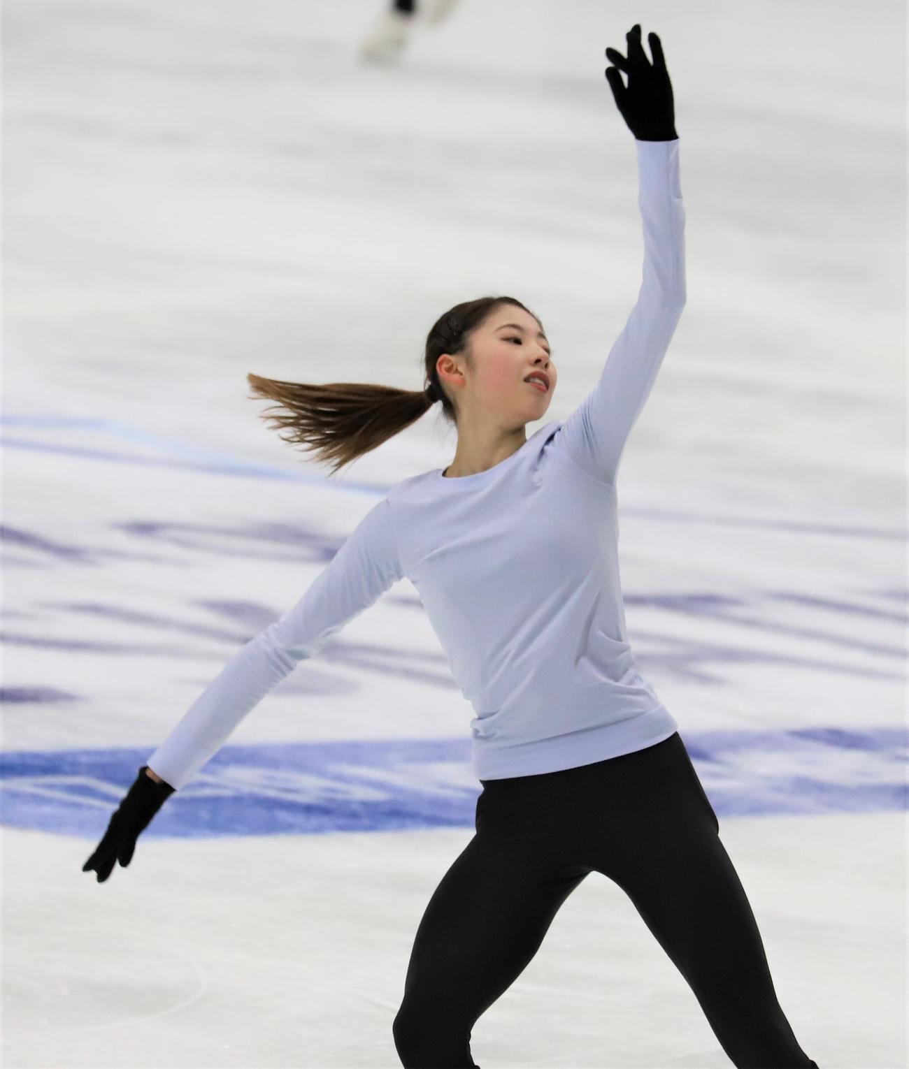 フィギュアスケートGPシリーズフィンランド大会の公式練習に臨む住吉（撮影・藤塚大輔）