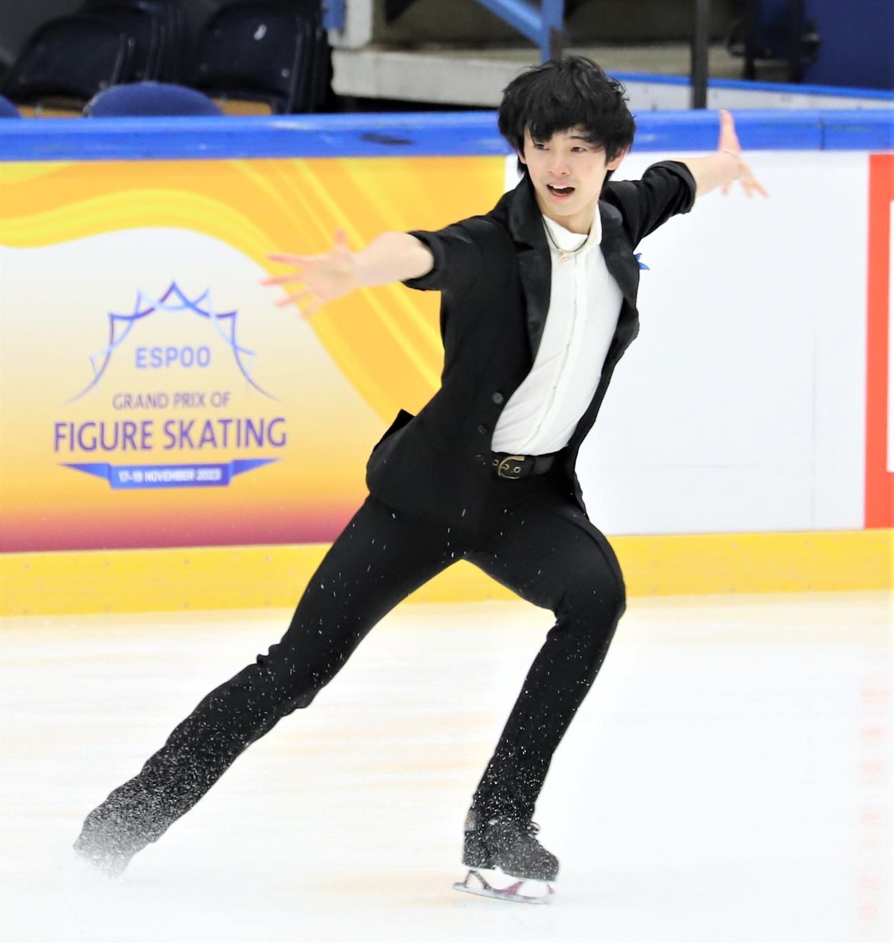 フィギュアスケートGPシリーズフィンランド大会の公式練習に臨む島田（撮影・藤塚大輔）