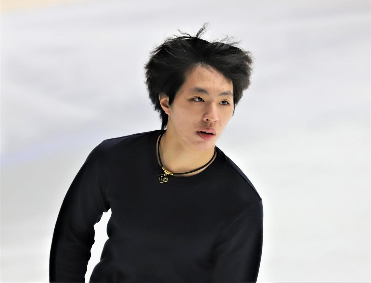 フィギュアスケートGPシリーズフィンランド大会の公式練習に臨む三浦（撮影・藤塚大輔）