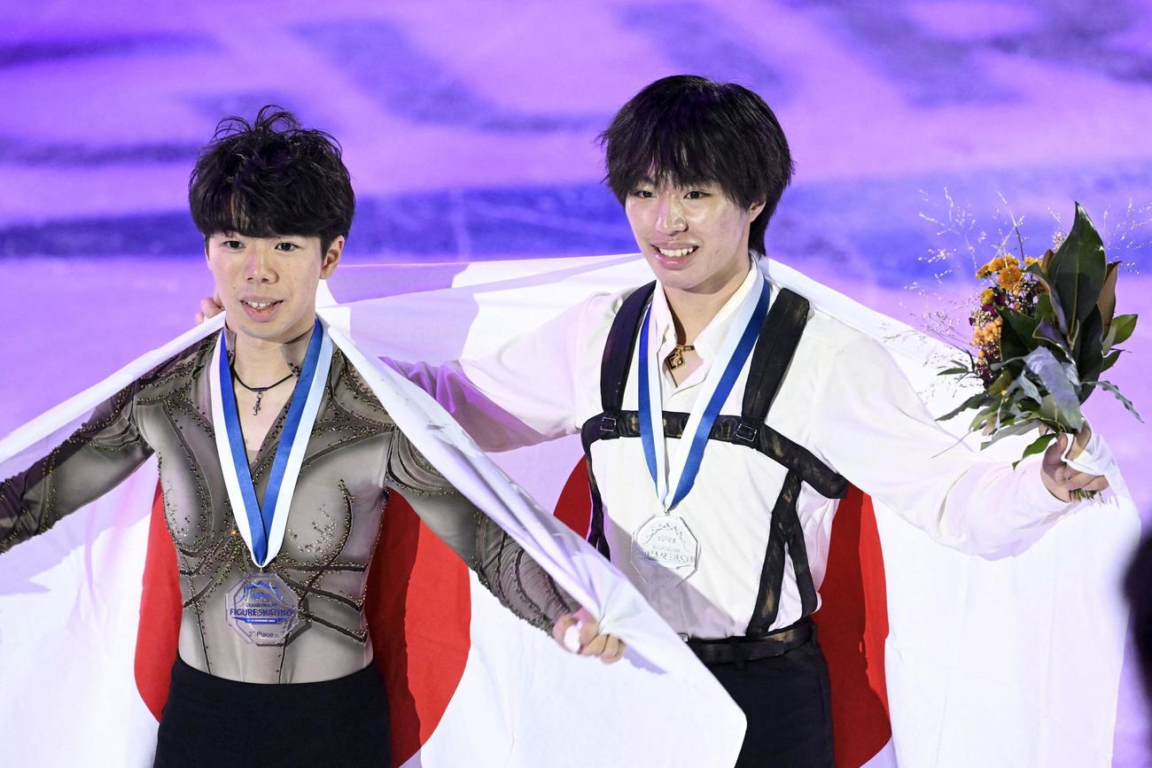フィンランド大会2位の佐藤駿（左）と優勝した三浦佳生（ロイター）