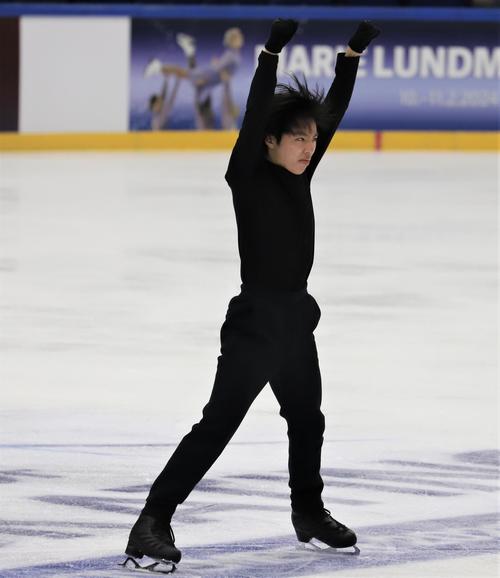 フィギュアスケートGPシリーズフィンランド大会　男子フリー当日の公式練習に参加した三浦（撮影・藤塚大輔）
