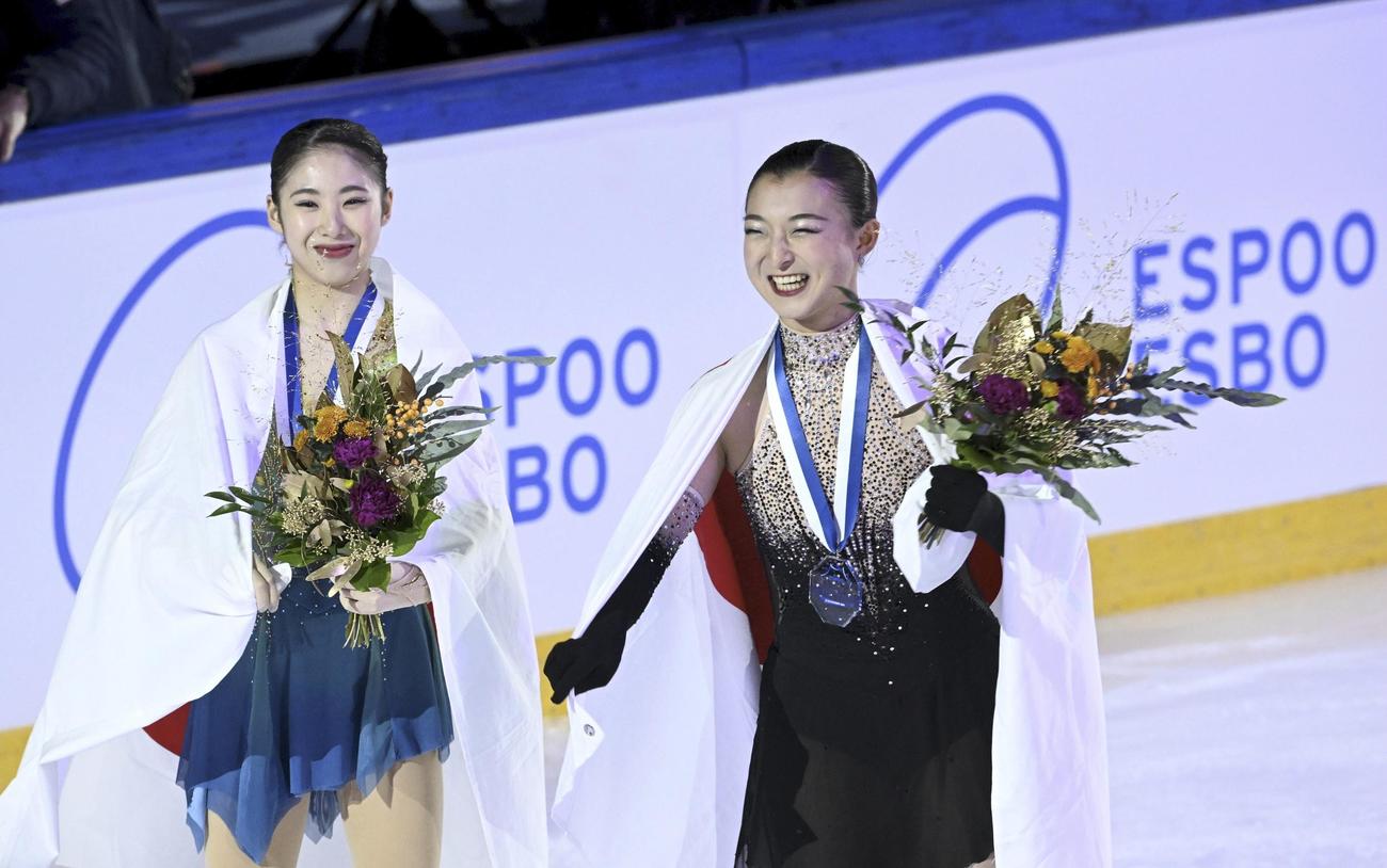 優勝した坂本花織（右）と2位の住吉りをん（AP）