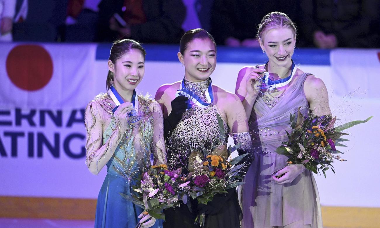 左から2位の住吉りをん（AP）、優勝した坂本花織、3位のアンバー・グレン