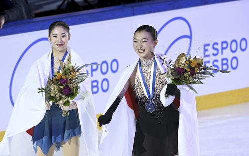 優勝した坂本花織（右）と2位の住吉りをん（AP）