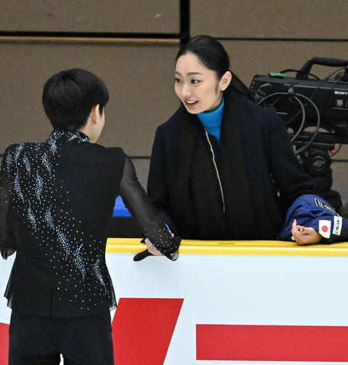 男子SP 田内誠悟(左)に話しかける安藤美姫コーチ(撮影・石井愛子)
