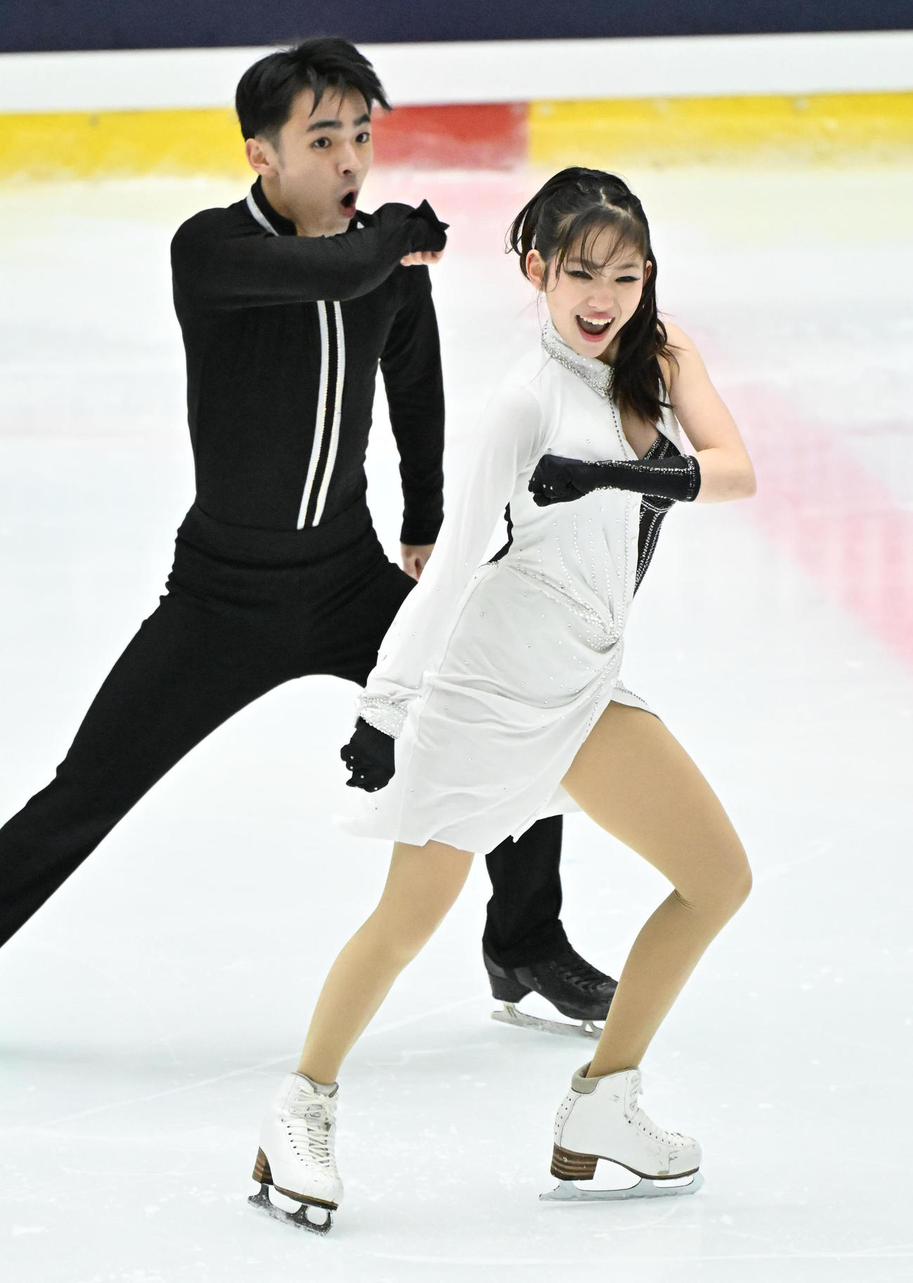 アイスダンスフリー　演技をする岸本彩良（右）田村篤彦ペア（撮影・石井愛子）