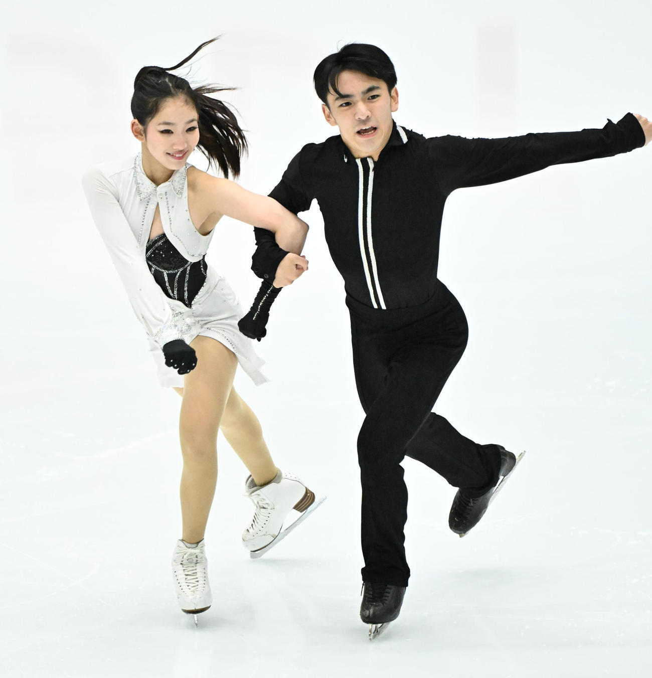 アイスダンスフリー　演技をする岸本彩良（左）田村篤彦ペア（撮影・石井愛子）