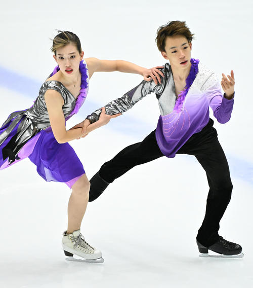 アイスダンスフリー　演技をする山下珂歩（左）永田裕人ペア（撮影・石井愛子）