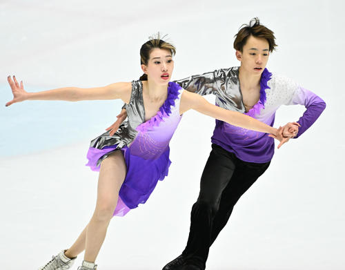 アイスダンスフリー　演技をする山下珂歩（左）永田裕人ペア（撮影・石井愛子）