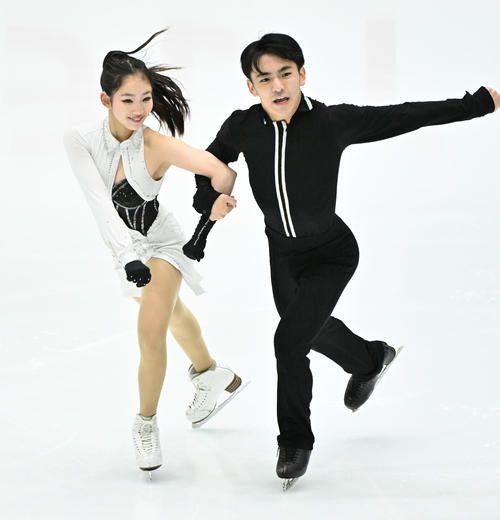 アイスダンスフリー　演技をする岸本彩良（左）田村篤彦ペア（撮影・石井愛子）