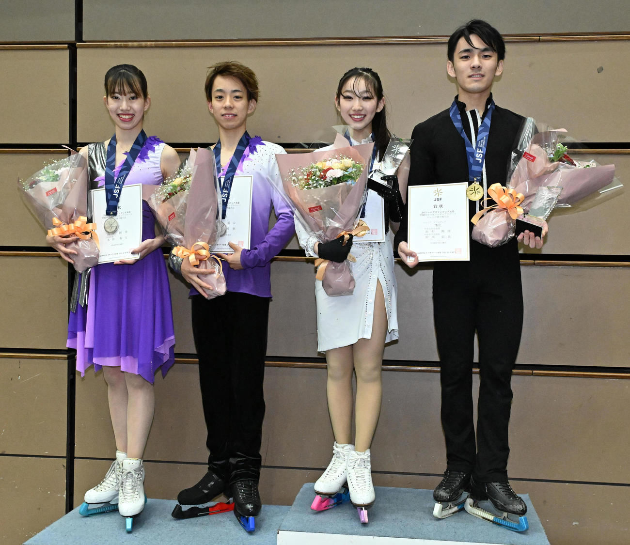 表彰されるアイスダンス1位岸本彩良（右から2人目）、田村篤彦（右端）ペア、2位山下珂歩（左端）、永田裕人ペア（撮影・石井愛子）