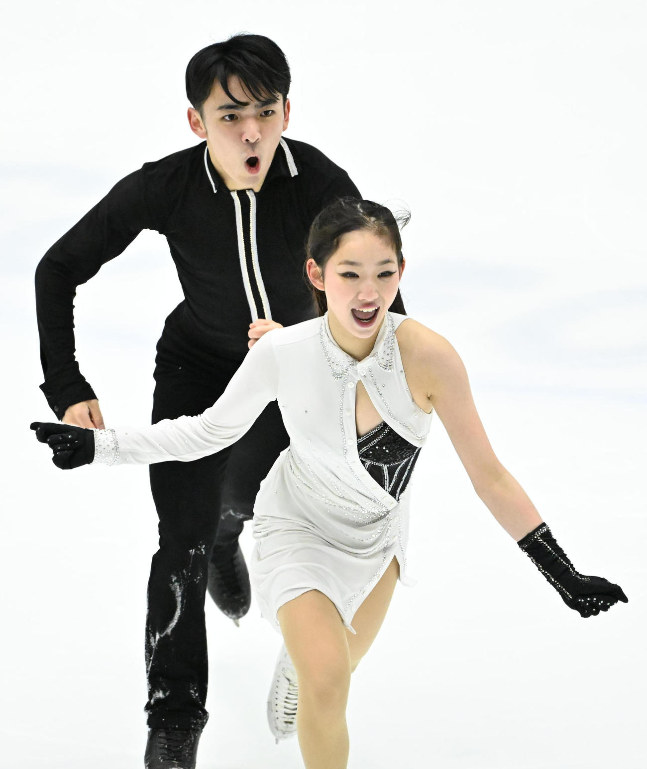 アイスダンスフリー　演技をする岸本彩良（手前）田村篤彦ペア（撮影・石井愛子）
