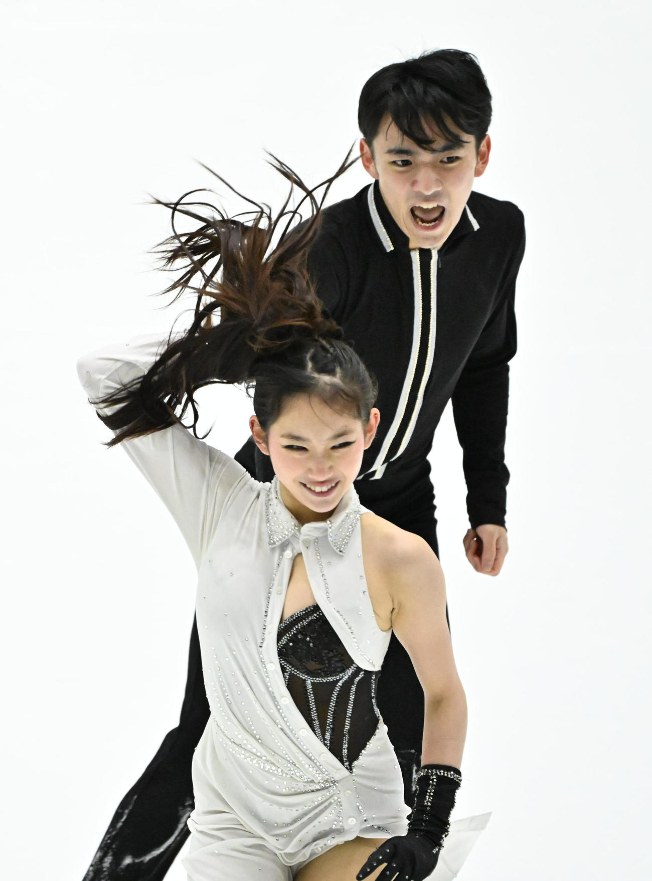 アイスダンスフリー　演技をする岸本彩良（手前）田村篤彦ペア（撮影・石井愛子）