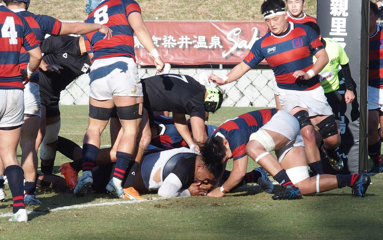 天理大対関学大　前半33分、トライを決める天理大NO8パトリック・ヴァカタ（中央）（撮影・永田淳）
