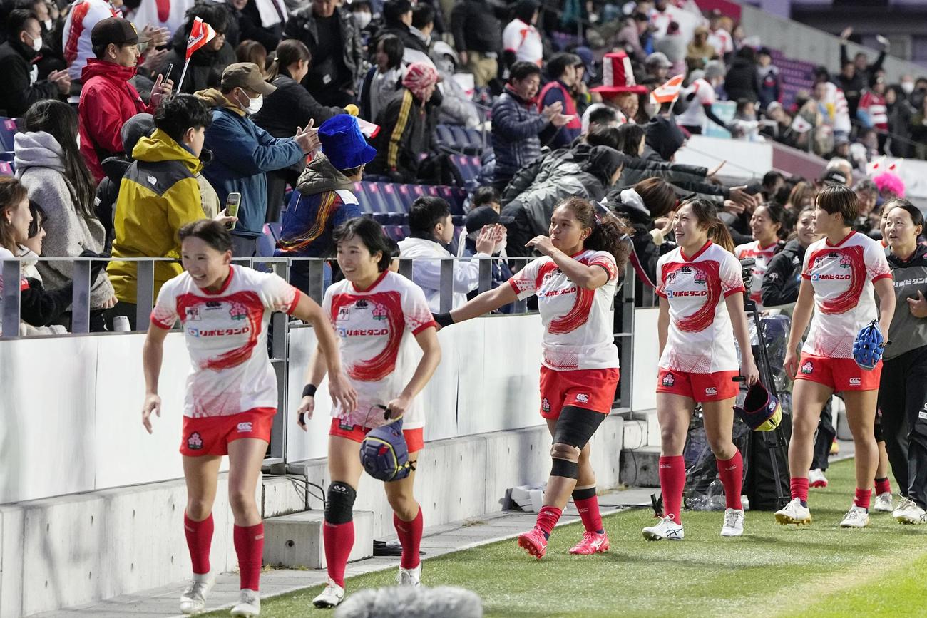 女子1次リーグでタイに勝利した日本。連勝で準決勝進出を決めた（共同）