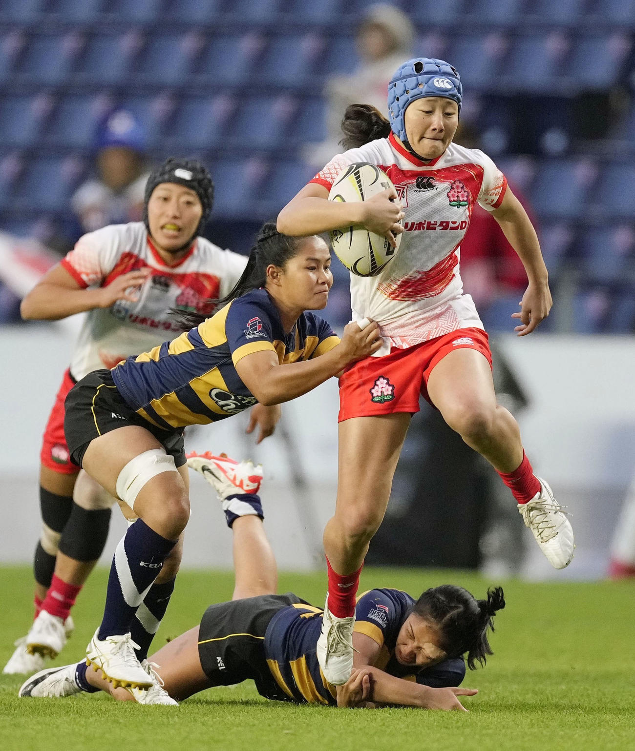 女子1次リーグ　日本－タイ　前半、突進する平野（共同）