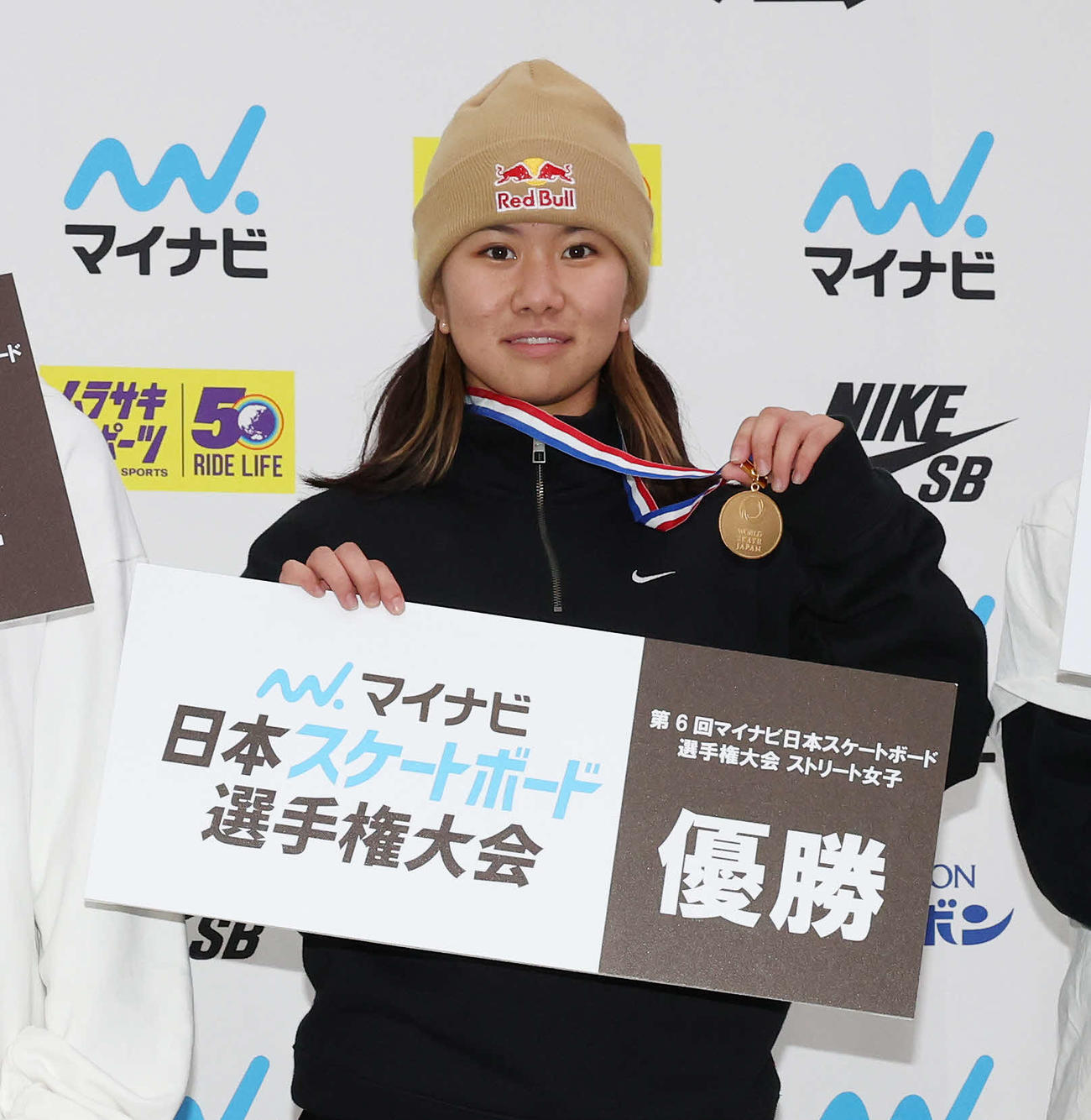 女子スケートボードストリートで優勝し、表彰式で笑顔を見せる織田（撮影・宮地輝）