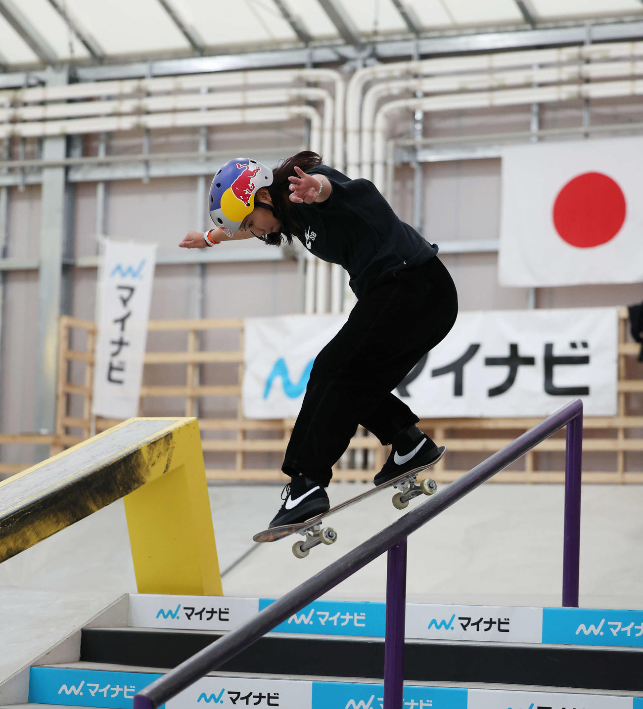 女子スケートボードストリート決勝で演技をする織田（撮影・宮地輝）