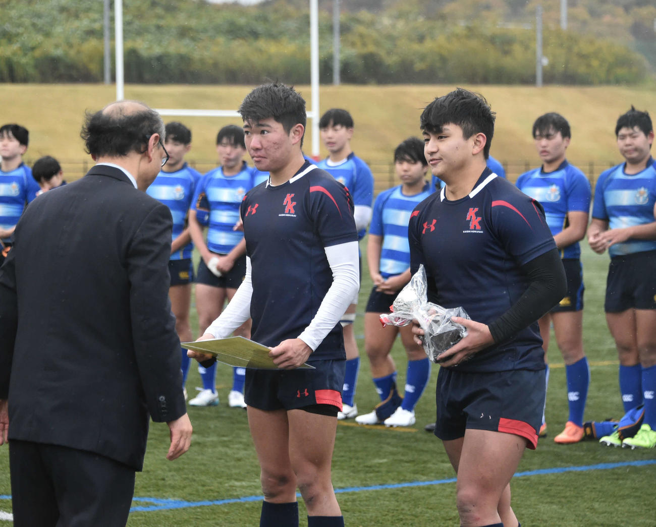 表彰式でトロフィーと表彰状を授与される開志国際の遠藤（右）と村山主将