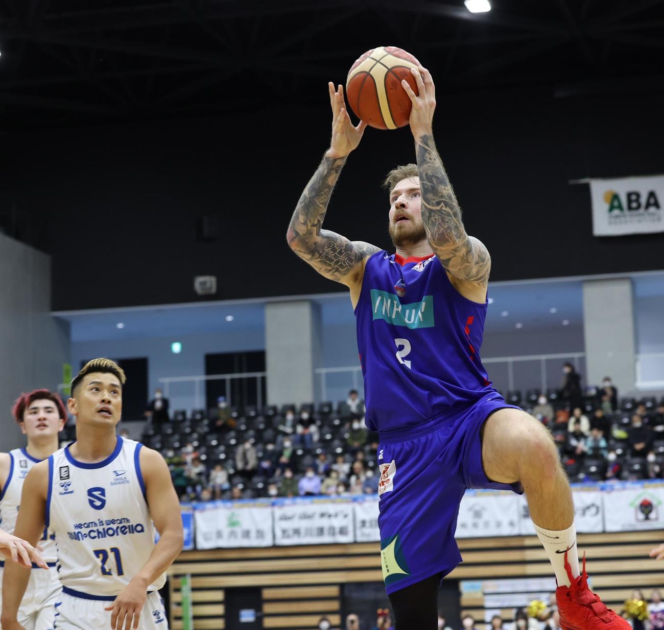 第2Q、シュートを狙う青森アウダ（C）B．LEAGUE