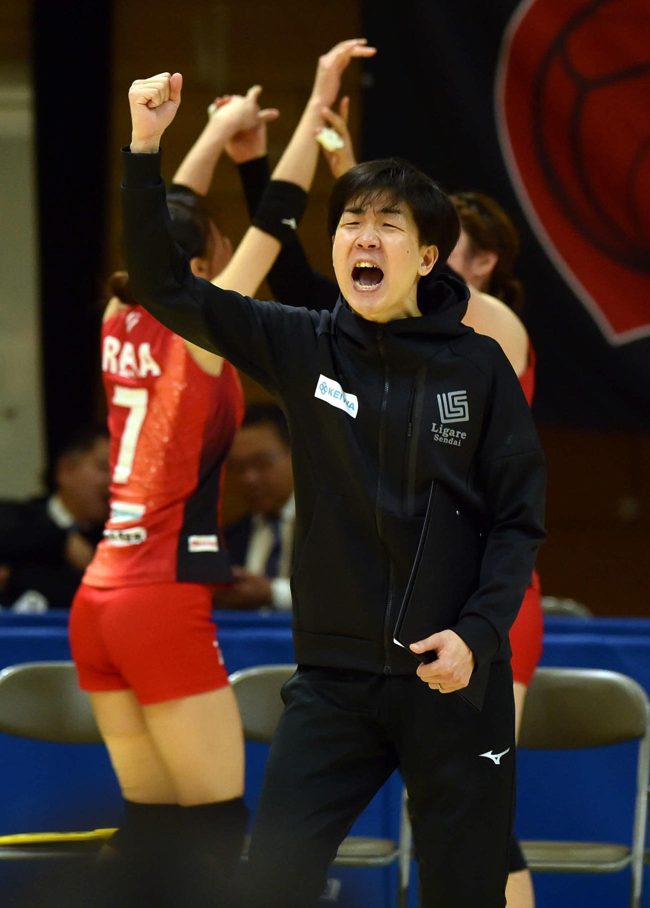 第4S、右腕を突き上げて勝利を喜ぶリガーレ仙台・雑賀監督（撮影・相沢孔志）