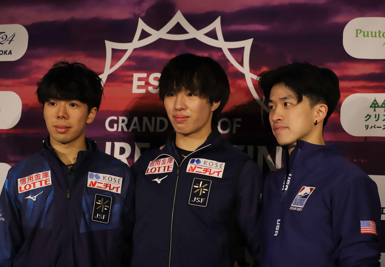 フィギュアスケートGPシリーズフィンランド大会で男子SP上位3人による会見に出席した佐藤、三浦、ジミー・マ（左から）（撮影・藤塚大輔）