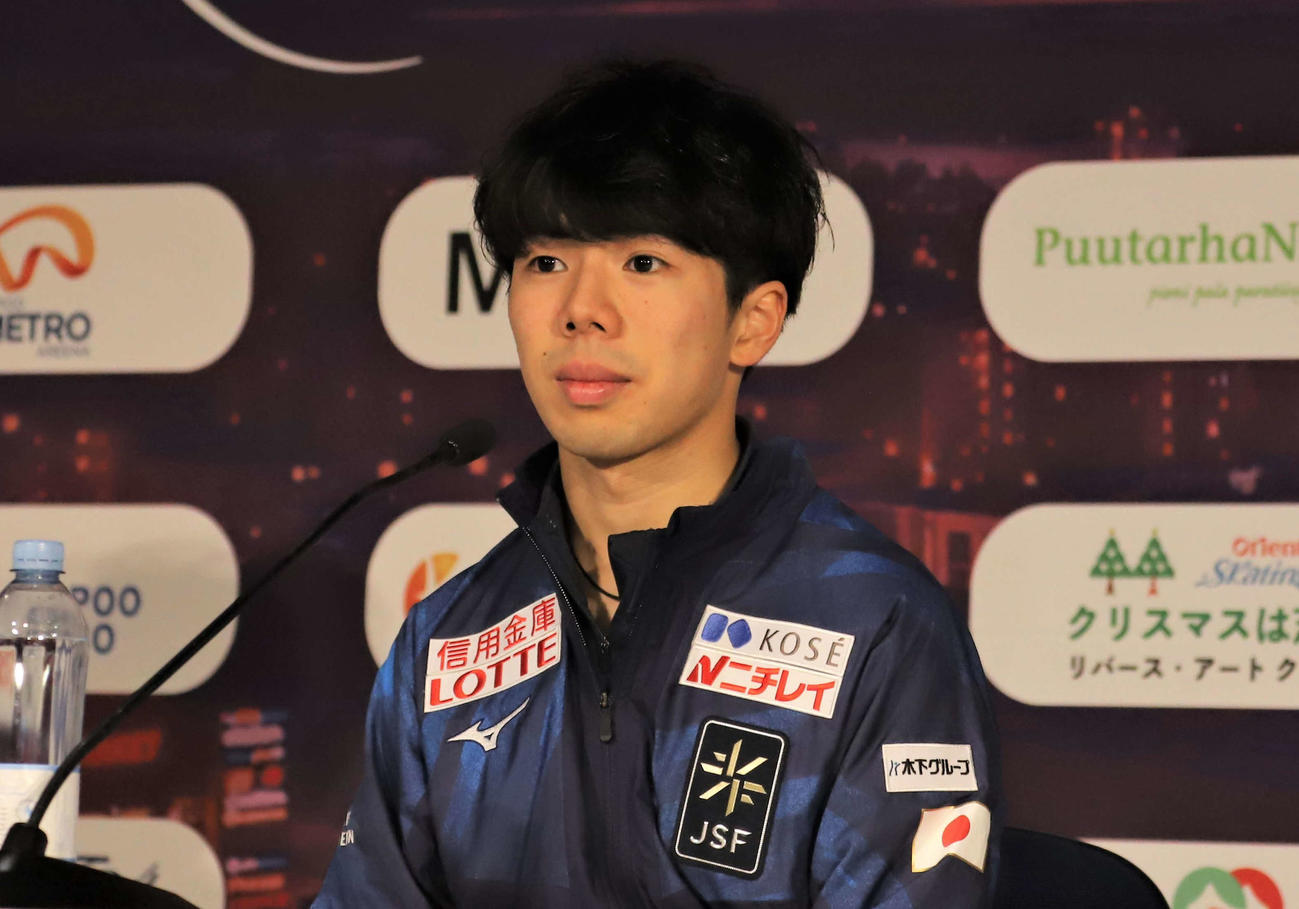 フィギュアスケートGPシリーズフィンランド大会　男子SP上位3人による会見に出席した佐藤（撮影・藤塚大輔）
