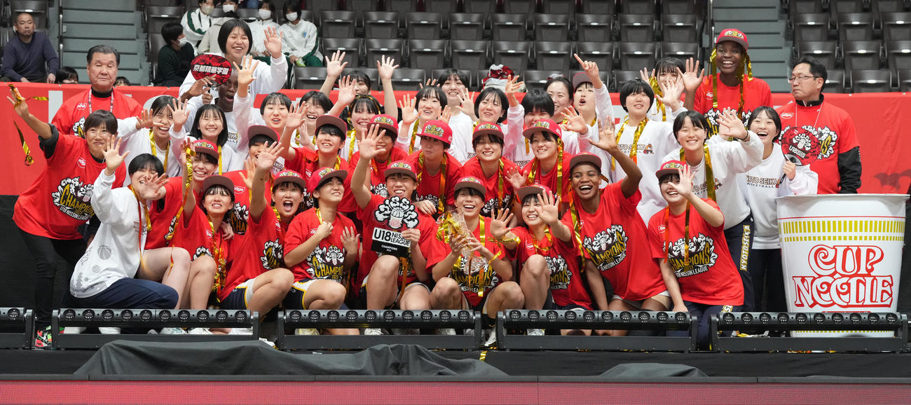 優勝し、記念撮影で笑顔の京都精華学園の選手たち（撮影・鈴木みどり）