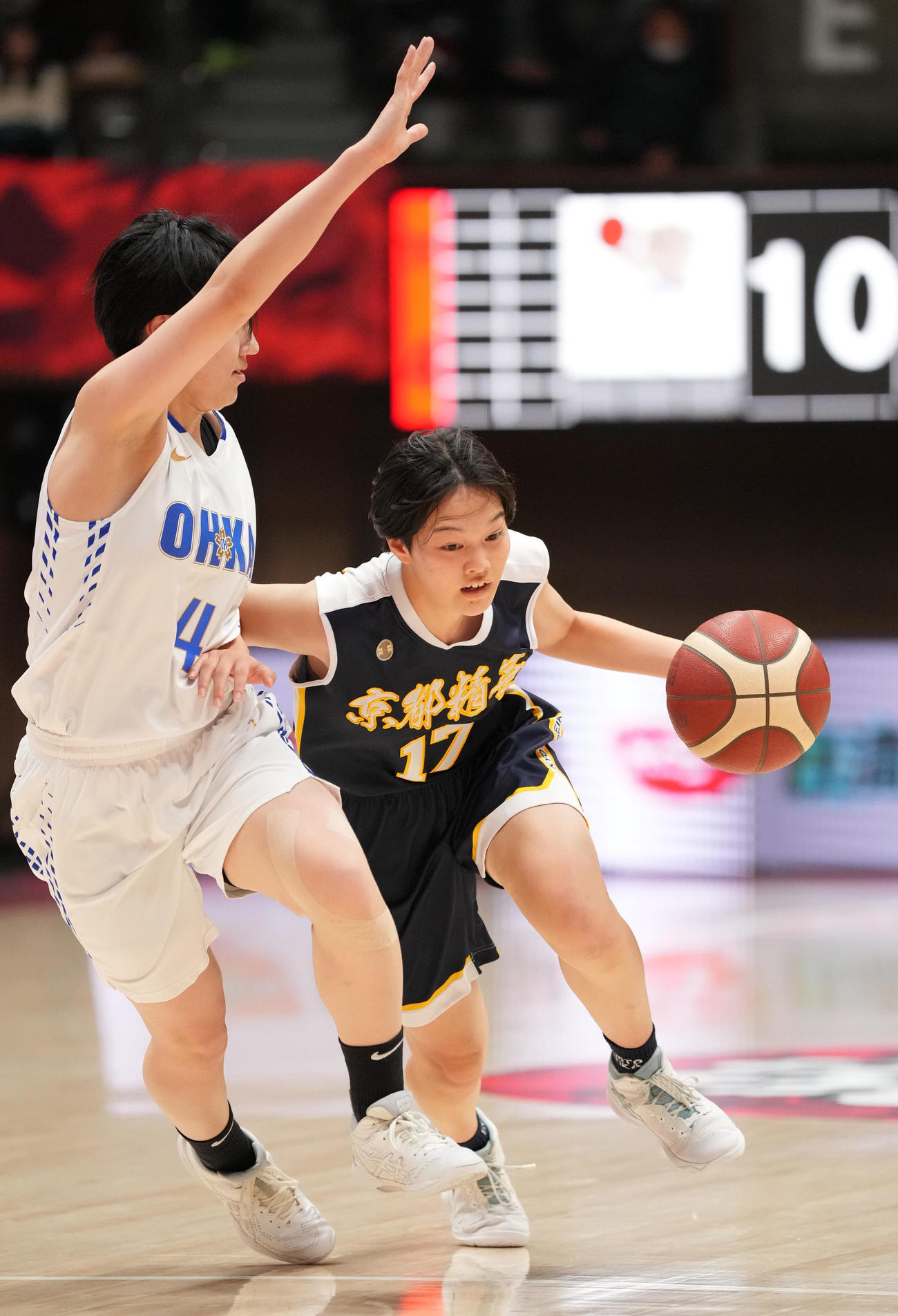 桜花学園対京都精華学園　第1Q、ドリブルする京都精華学園・桃井（右）（撮影・鈴木みどり）