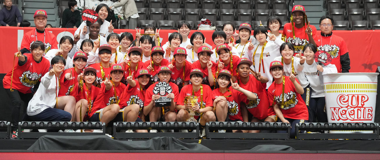 優勝し、記念撮影で笑顔の京都精華学園の選手たち（撮影・鈴木みどり）