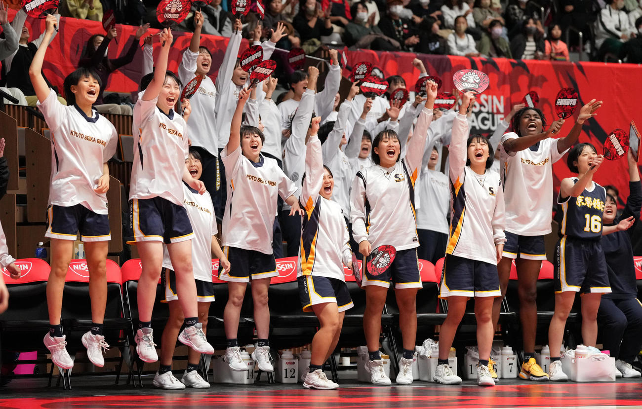 桜花学園対京都精華学園　第1Q、得点に盛り上がる京都精華学園ベンチ（撮影・鈴木みどり）