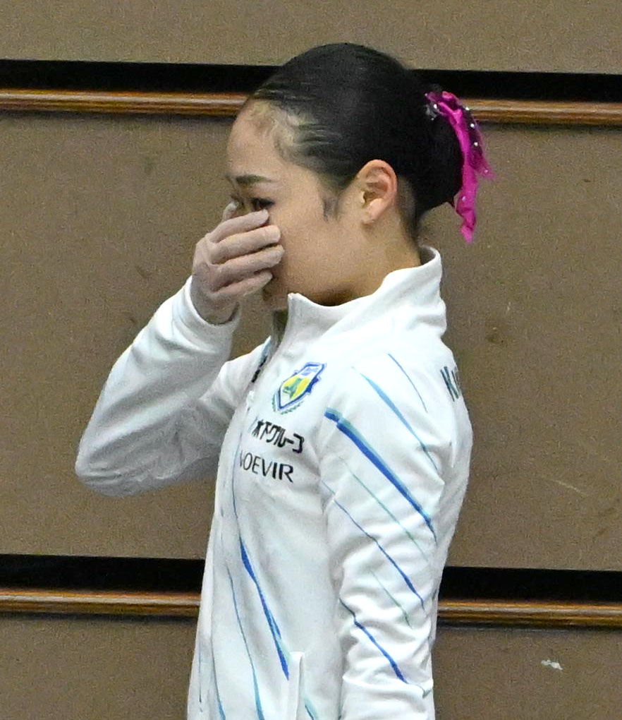 女子SP　目元を押さえる島田麻央（撮影・石井愛子）