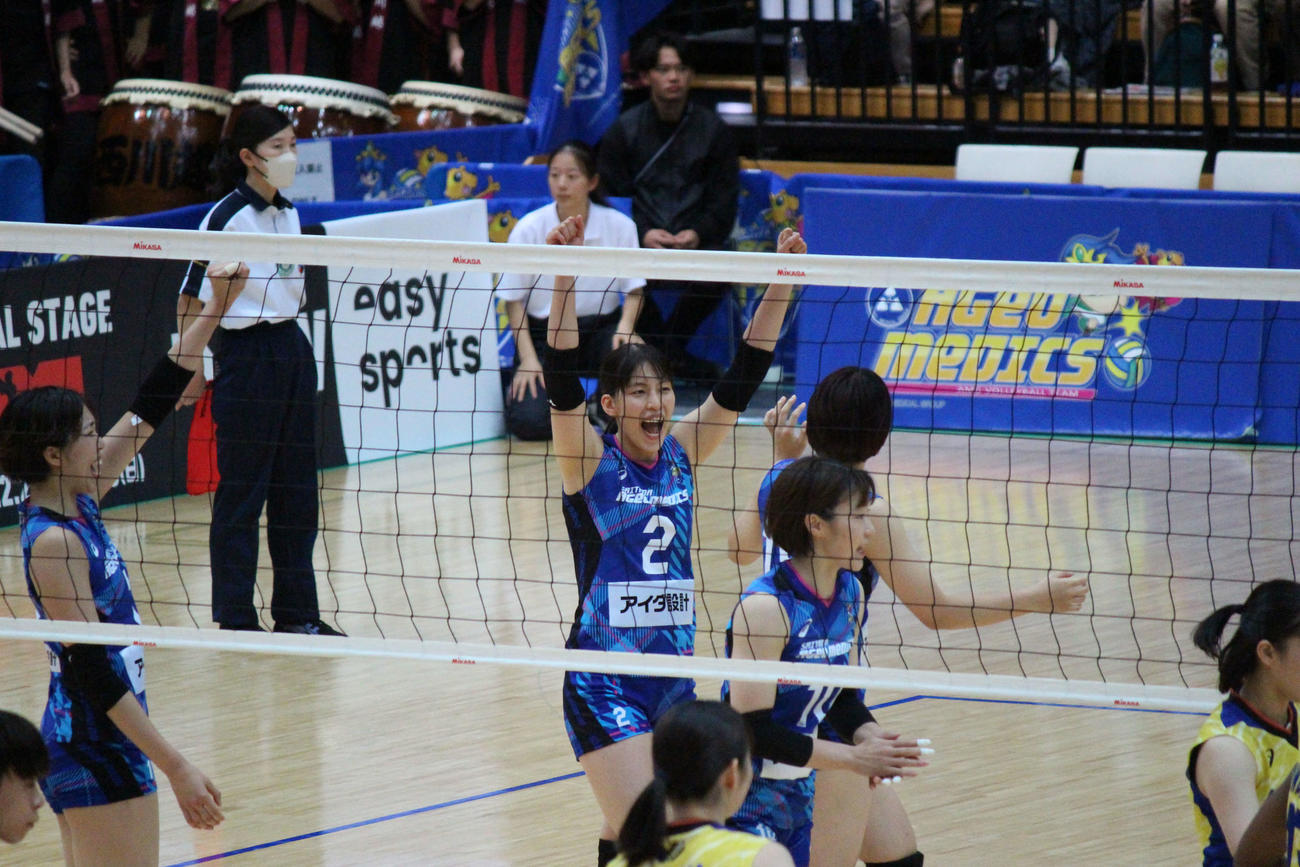 得点を喜ぶ埼玉上尾の選手たち。背番号2はセッター岩崎こよみ（撮影・勝部晃多）